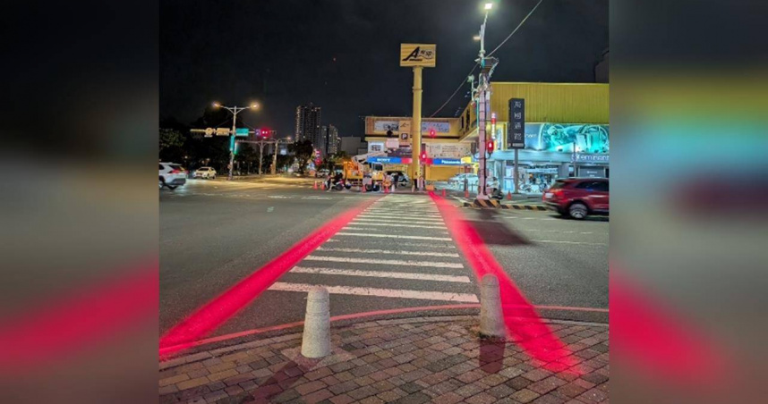台南市府試辦的投影警示系統，只要系統偵測有行人穿越，LED燈條就會發光，提醒前方有行人，讓夜間行車更安全。（圖／翻攝畫面）