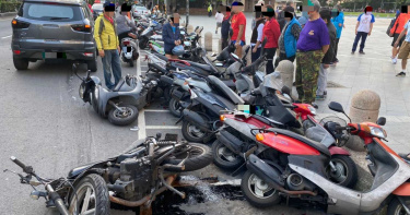 男子貪快闖紅燈連撞3人 9輛機車遭波及