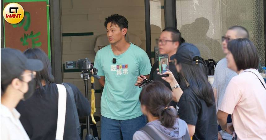 威廉捲閃兵風波演藝停擺　當家庭主夫「一打二」曝近況：照顧者好偉大