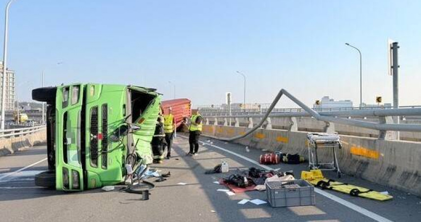 國3大溪匝道驚傳聯結車翻覆！　65歲駕駛受困車頭驚險獲救送醫
