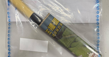 萬華街頭驚見40歲男持刀遭逮捕法辦。（圖／翻攝畫面）
