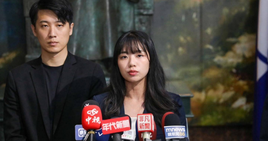 陳瑩昨(22)日邀梁文傑到辦公室吃鳳梨釋迦冰棒，楊智伃發文調侃此事（圖／翻攝楊智伃臉書）