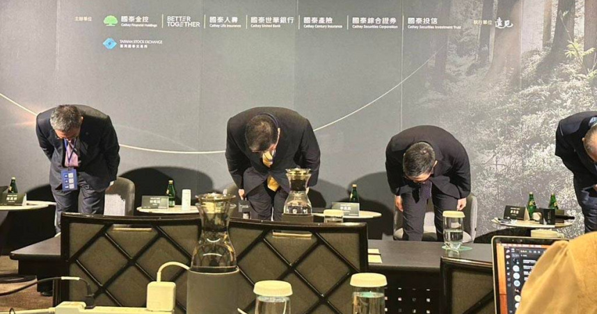 國泰金控總經理李長庚7月1日率領子公司經營團隊，針對近期國泰投信董事兼職涉及利害關係人申報風波，向社會大眾深深一鞠躬致歉。（圖／報系資料照）