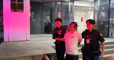 劉姓男子23日晚間闖入蘆洲銀樓，隨機攻擊顧客和吳姓男子，遭警方管束逮捕。（圖／翻攝畫面）