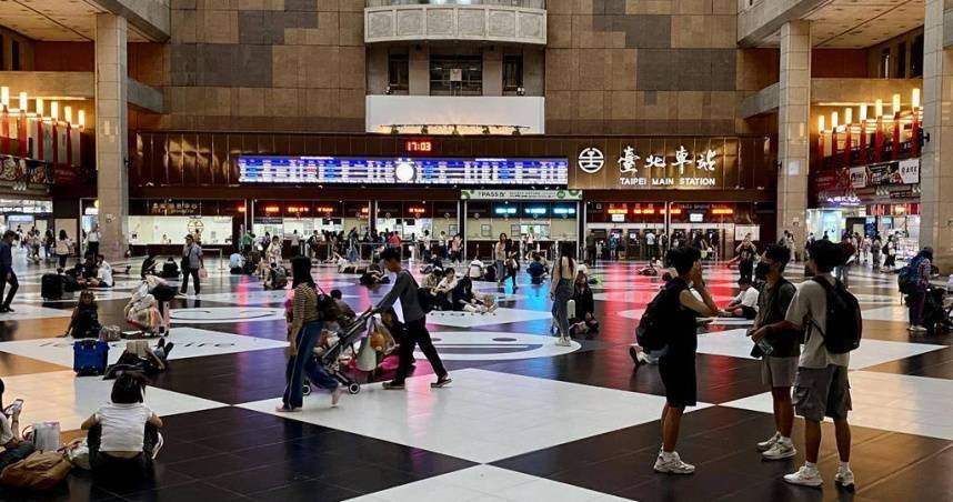 北車大廳標誌性的「黑白棋」地坪預計將走入歷史。（圖／報系資料照）