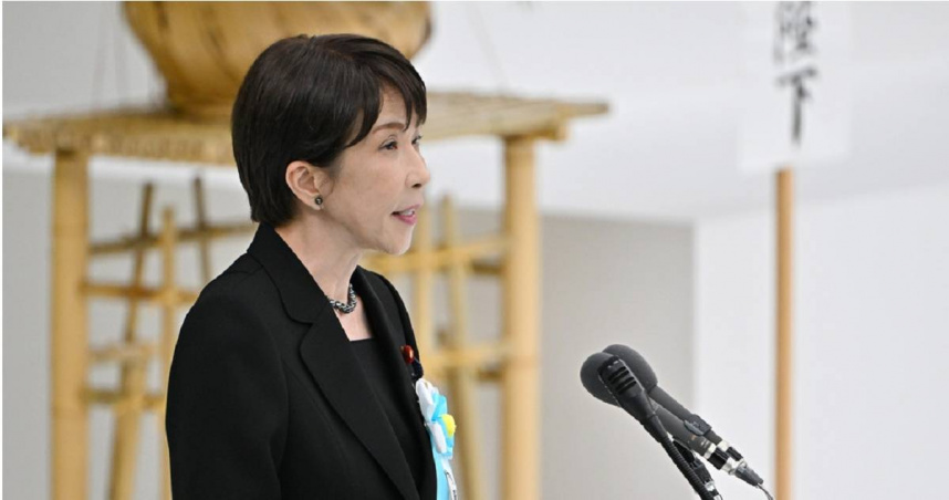 日本首相高市早苗在東京舉行的「全國戰歿者追悼式」上發表演說，宣示追求和平，但隻字未提日本對戰爭的「反省」。（圖／達志／美聯社）