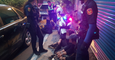 木姓老翁無照駕駛，車上載著4名逾期滯留的外國人上路，遭警方依法送辦。（圖／翻攝畫面）