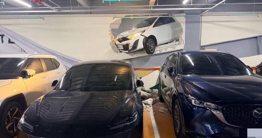 驚魂瞬間！中壢男駕車撞破4樓停車場牆　碎片飛落3車慘遭殃