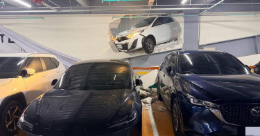 中壢男駕車撞破4樓停車場牆，碎片飛落波及3車