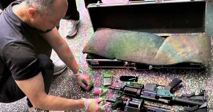 海巡台中查緝隊溯源毒品，卻意外查獲一把半自動突擊步槍，與一把滾筒霰彈槍。（圖／台中查緝隊提供）