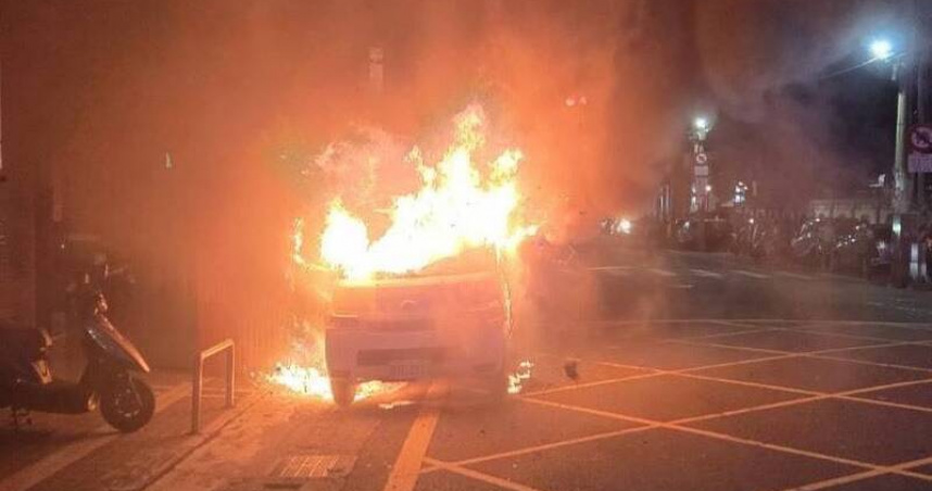 箱型車載化學品突冒濃煙！烏日街頭瞬間陷火海　500CC發煙硝酸疑傾倒釀火警
