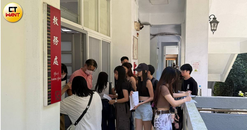 世新大學教務處於9月23日下午14時至17時開設例外處理辦理時間。（圖／徐立諺攝）