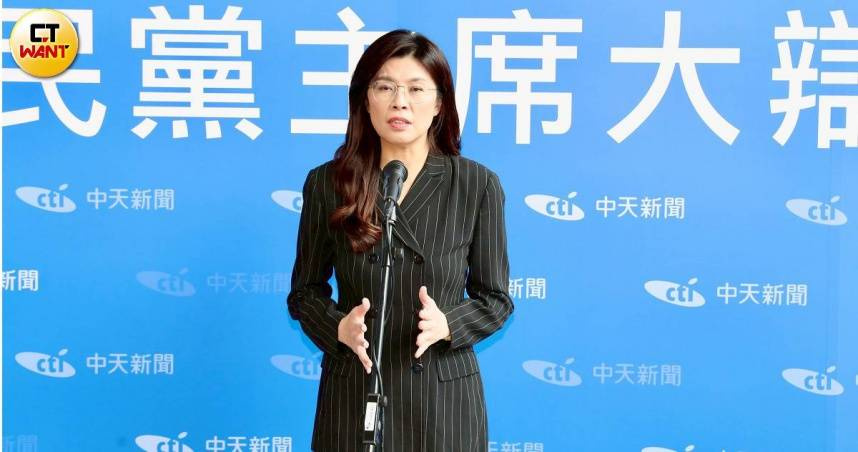國民黨主席鄭麗文出席台北市長蔣萬安競選總部成立大會，回顧自身在台北生活及參與社會運動的經歷，並呼籲市民以4年施政成績作為投票依據。（圖／方萬民攝）