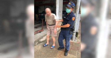 失智翁下錯站體力不支蹲路邊 暖警發現助返家