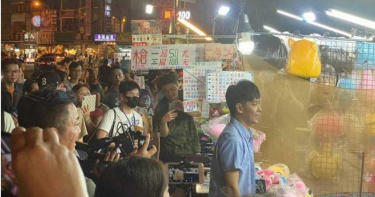 墾丁夜市捕獲野生林志穎 不老容顏令人驚呼