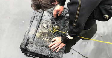 河底撈起35kg「金黃保險箱」!男興奮打開見「成人雜誌+保險套」傻眼