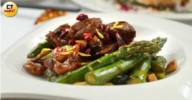 招牌菜「香辣蘆筍美國牛柳粒」功夫一流，香氣與層次巧妙，當年層替「龍景軒」奪得「香港美食之最大賞」牛肉組金獎。(988元)