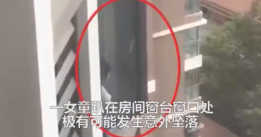 女童反鎖18樓開窗哭喊 警通知母竟回:回家再處理