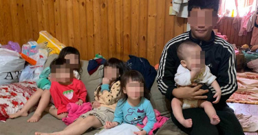 幼女發燒沒錢看醫生!5孩父賣嬰兒推車籌錢遭批「詐騙」 真相曝光