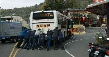 糊塗司機忘加油公車拋錨路中央 9勇警化身「人肉推進器」幫移車