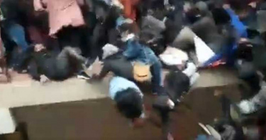大學生「擠爆欄杆」啪一聲集體墜樓 同學抓腳踝救命…7人當場摔死
