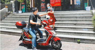 大陸因疫情嚴格封控下，雲經濟、宅經濟應運而生，此前很多不起眼行業和產業也嶄露頭角。（圖／新華社）