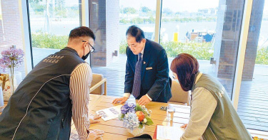 為防堵含蘇丹色素不合格辣椒粉，台南市政府成立跨局處專案小組，觀光旅遊局與衛生局近日派員加強查核旅宿業食品。（圖／台南市政府提供）