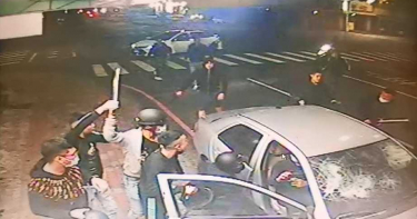 高雄街頭棍棒砸車大亂鬥 優勢警力逮15人