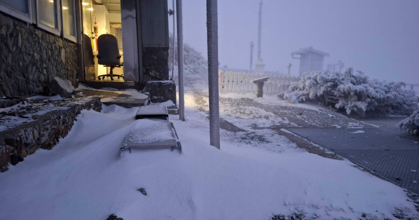 玉山氣象站昨晚（10日）9時35分降雪，至11時50分停。（圖／氣象署提供 ）
