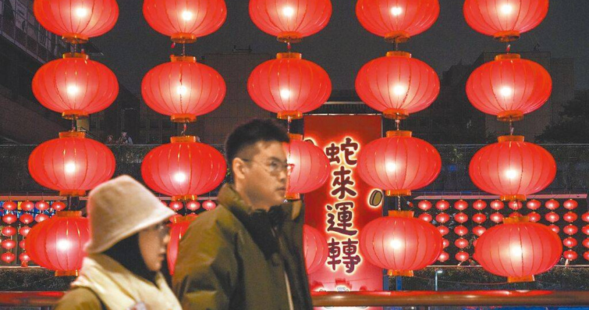 水電雙漲風暴來襲，水價才傳出要調整，4月民生電價也喊增7％。圖為街道旁高掛紅色燈籠增添濃厚的年節氛圍。（圖／中國時報羅永銘攝）