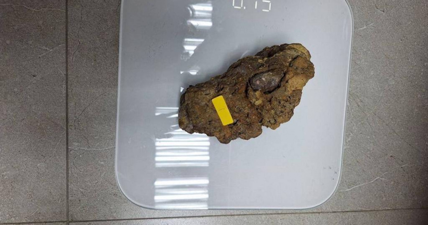 捷豹車主北投溪盜採珍貴北投石，3小時內被捕車內發現重1.55公斤的偷竊戰利品。（ 圖／翻攝畫面）