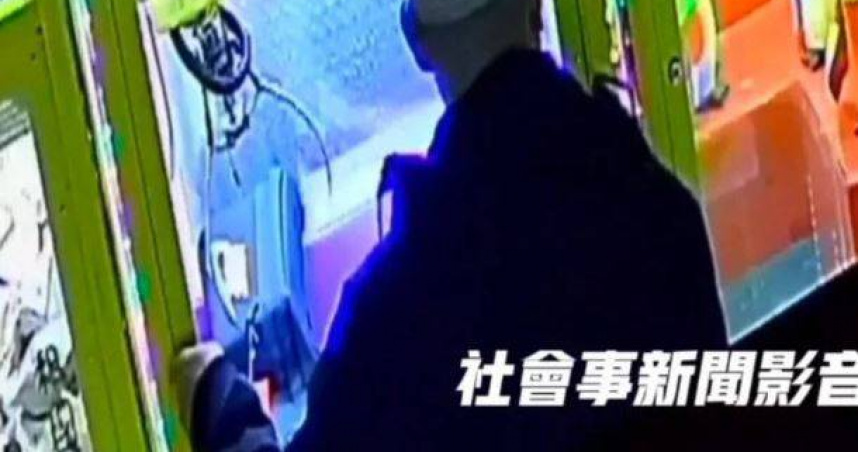 台中逢甲商圈有多部娃娃機遭破壞，1名男慣竊盜取商品與零錢，造成店家損失不少。（圖／翻攝社會事新聞影音）