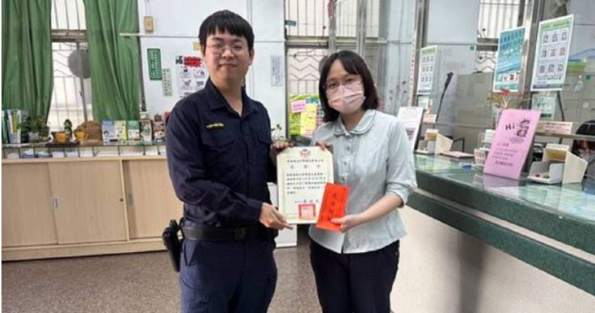 屏東1名男子到郵局申辦低收入戶帳戶，警銀聯手勸說才險些淪為詐欺人頭戶。（圖／翻攝畫面）