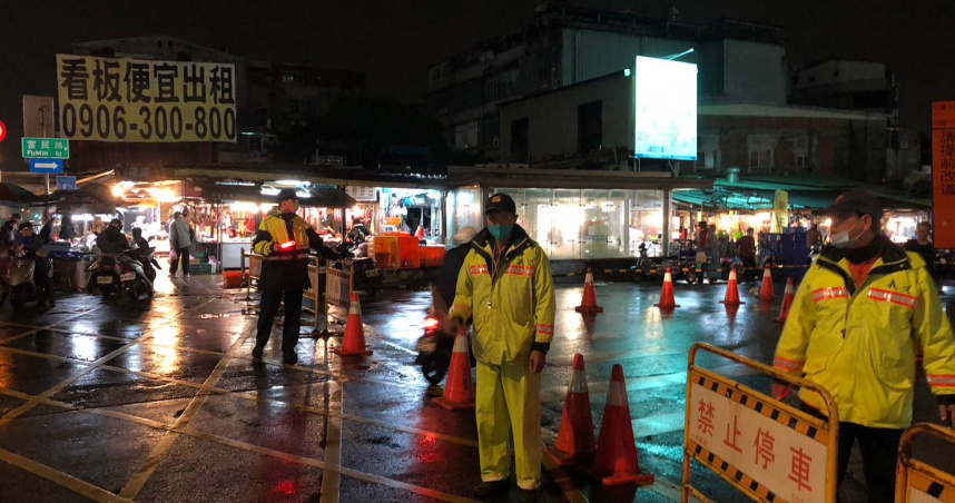 因應春節採購潮，北市萬華分局針對北農與漁產公司周逼進行交通管制。（圖／翻攝畫面）