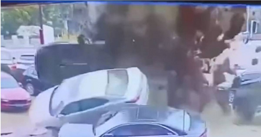 瞬間一聲巨響引發劇烈爆炸，導致地面被炸出一個大坑，週邊車輛也紛紛被炸翻。（圖／微博）