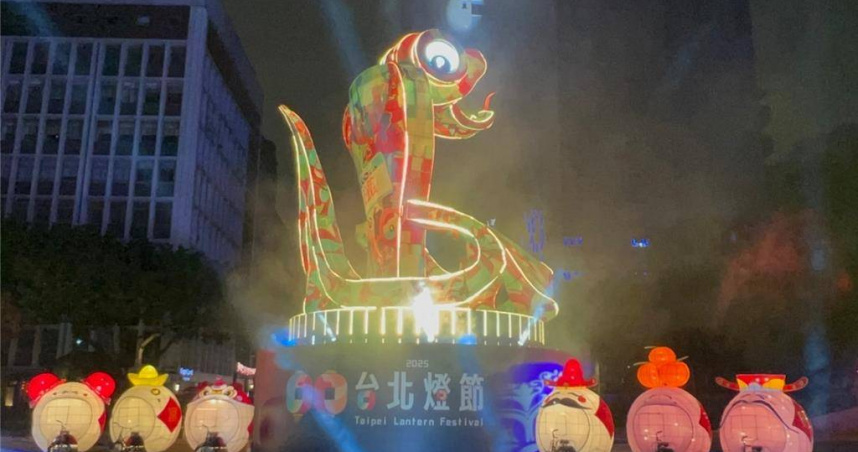 2025台北燈節將於明天大年初五啟動，近14公尺高的主燈「福蛇豆豆」坐落中山堂，融合LED燈及機械動態。（圖／中國時報張珈瑄攝）