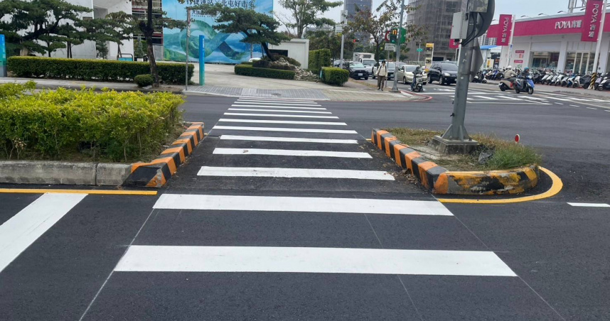 駕駛迴轉到一半突然紅燈轉成綠燈，因繼續迴轉未禮讓行人，挨罰6千元。（示意圖／報系資料照）