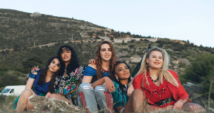 《青春來接招》故事描述5位女孩在學生時代一起追星，25年後再次重拾青春回憶。（圖／台北双喜提供）