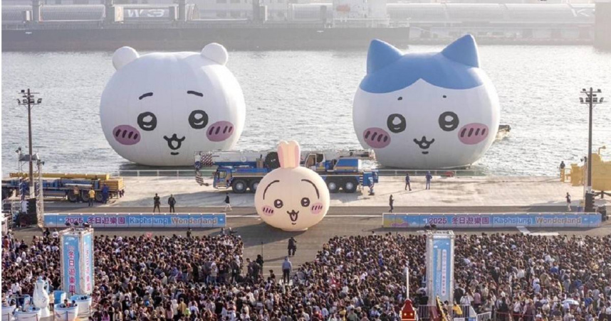 2025冬日遊樂園16日舉行閉幕典禮， 3隻吉伊卡哇大型IP回歸17號碼頭，合體跟大家道別。（圖／觀光局提供）