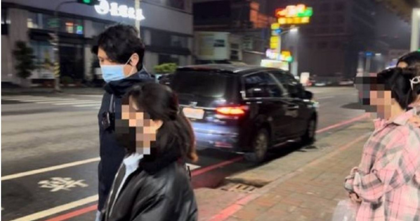 高雄養生館從事半套1500元的性交易服務，警方持搜索票攻堅一舉逮獲。（圖／翻攝畫面）