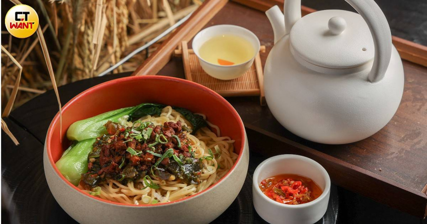 「雙椒松花蛋功夫麵」（前，145元）可搭配主廚特製辣醬提味，精品煮茶「雪沫乳花」以傳統紫砂壺沖泡來自阿里山的金萱茶，呈現純粹風味。（200元，圖／林士傑攝）