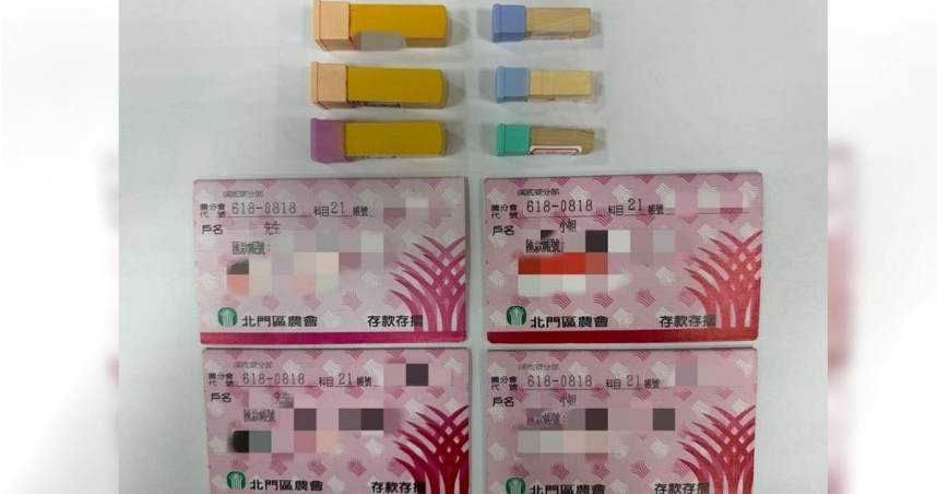 警方查扣凃男所盜刻的印章及私自更換的民眾存摺。（圖／報系資料照）