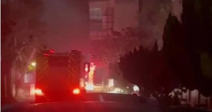 雲林虎尾科大發生火災，2樓教室擺放的材料櫃雜物突冒火，導致大量黑煙直竄天際。（圖／翻攝畫面）