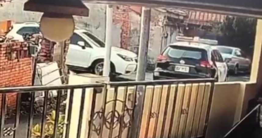 毒品逃逸駕駛逆行死巷 驚險衝撞警車，最後慘遭警射擊8槍逮捕。（ 圖／翻攝畫面）