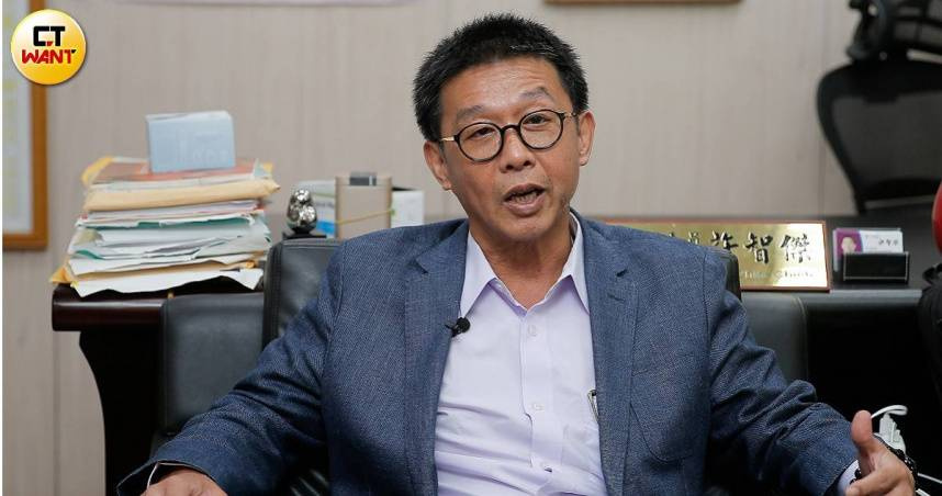 立委許智傑說，柯志恩為了工作「疑美」，但實際上是「台灣裸官」，全家人都在「移美」。（圖／黃耀徵攝）