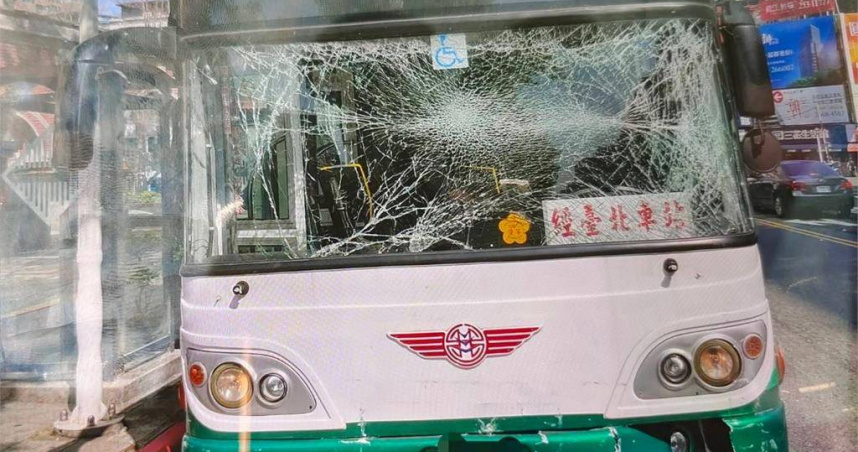 北市中山區11日中午發生連環車禍，陳姓司機駕計程車時，向左切入內側車道後，因後方閃躲不及，釀成連環車禍。（圖／翻攝畫面）