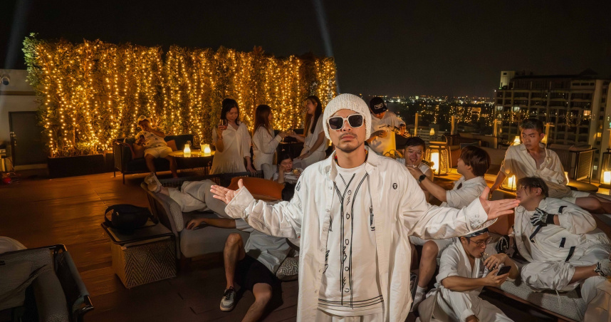 黃明志為公司員工量身打造新歌〈Company Trip〉。（圖／亞洲通文創提供）