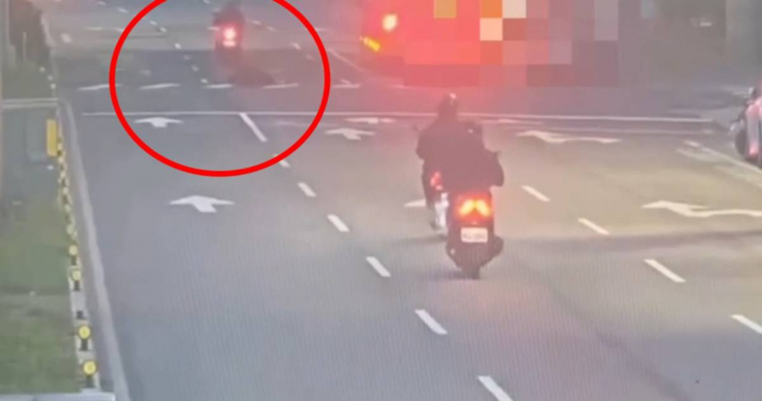 89歲老翁急著闖紅燈，連遭3輛機車撞擊重傷不治。（圖／翻攝畫面）