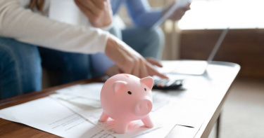 市場傳出壽險公司出現保單解約潮，以及賣股債來因應保單解約潮等謠言，金管會10日闢謠了。（示意圖／達志影像／shutterstock）