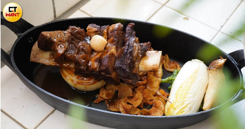 晚間套餐主菜「輝室牛小排」以台式燉牛小排風味呈現，口感軟嫩。（晚間套餐主餐加價450元，圖／魏妤靜攝）